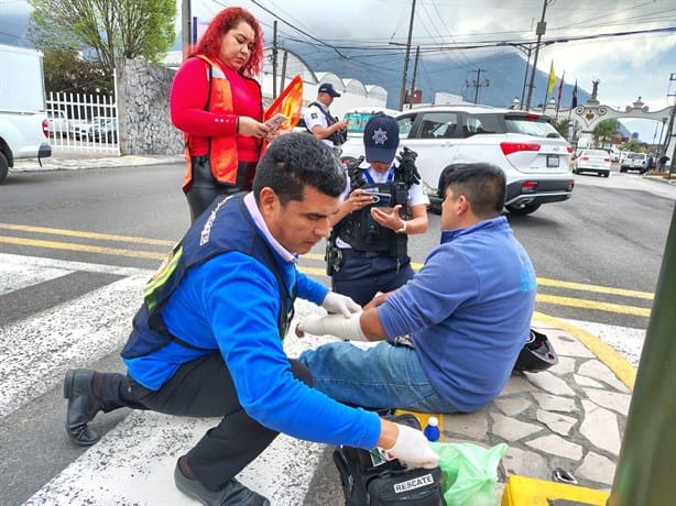 ¡Más accidentes en Orizaba! Moto repartidor choca con camioneta y se fractura