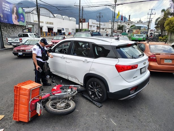 ¡Más accidentes en Orizaba! Moto repartidor choca con camioneta y se fractura