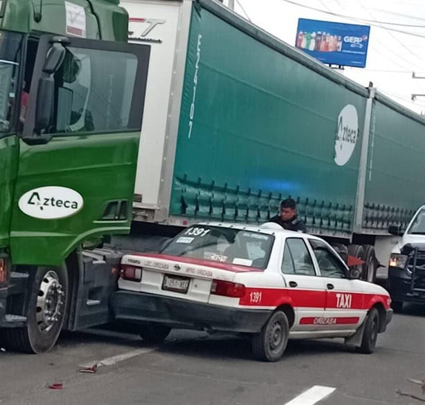 ¡Lo llevó arrastrando! Tráiler impacta un taxi en Ixtaczoquitlán