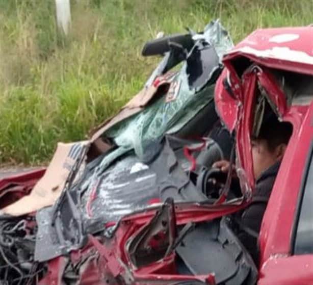 Se registra accidente en la carretera Alvarado-Paso del Toro; automovilista quedó atrapado en la unidad