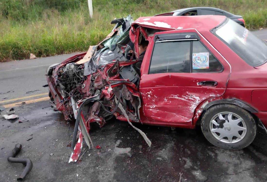 Se registra accidente en la carretera Alvarado-Paso del Toro; automovilista quedó atrapado en la unidad