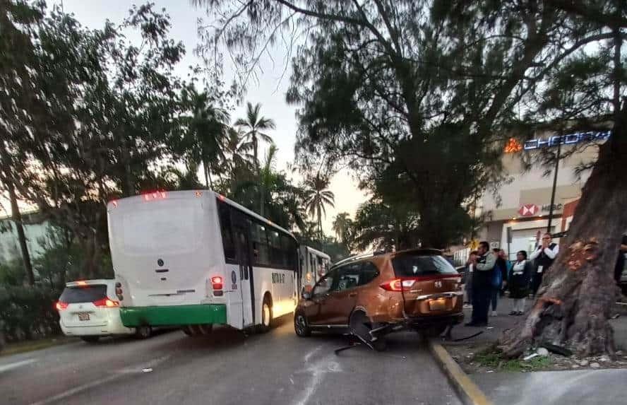 Camión urbano choca contra camioneta en la avenida Díaz Mirón, en Veracruz