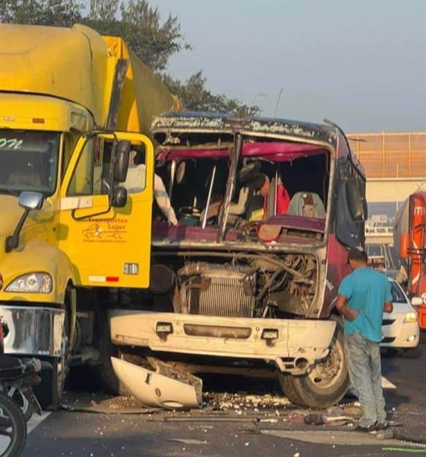 Cierran autopista Veracruz – Cardel familiares de lesionados de accidente entre camión y tráiler