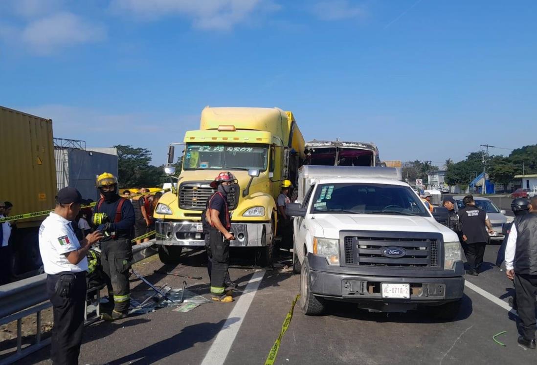 Fallece pasajero de camión urbano que chocó contra un tráiler en la autopista Veracruz – Cardel | VIDEO