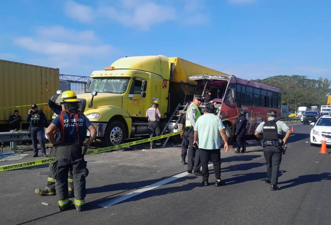 Lista de pasajeros lesionados en choque de camión urbano contra tráiler en carretera Veracruz – Cardel