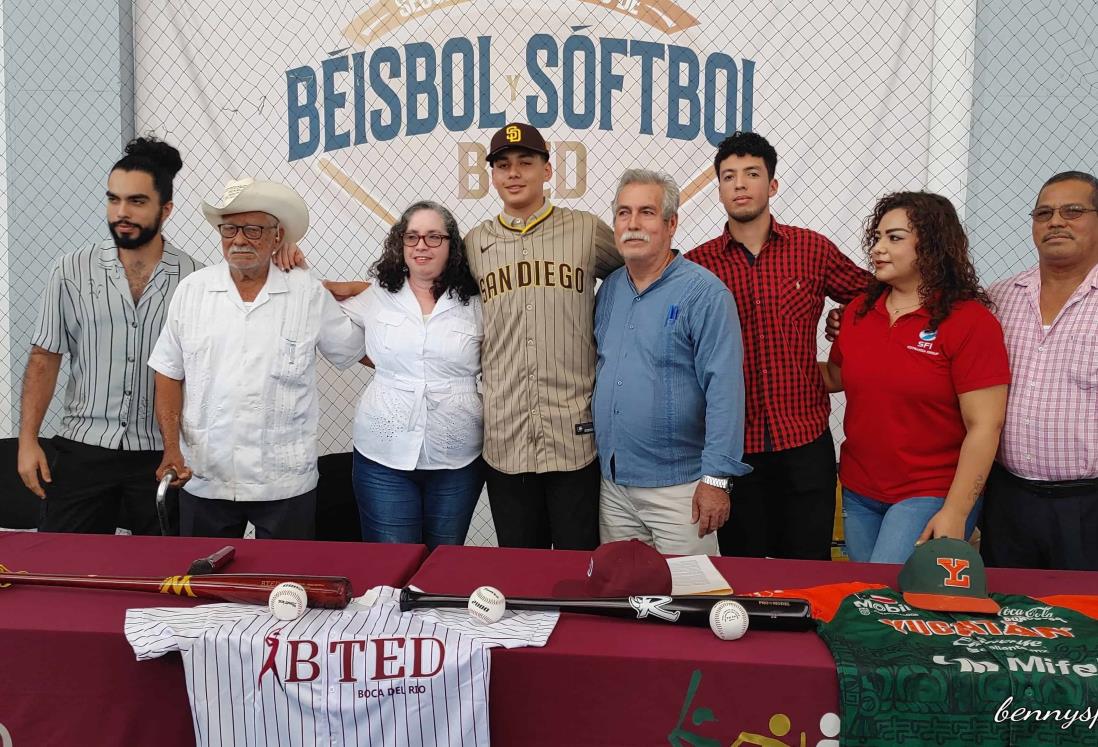 Firma juvenil veracruzano con Padres de San Diego