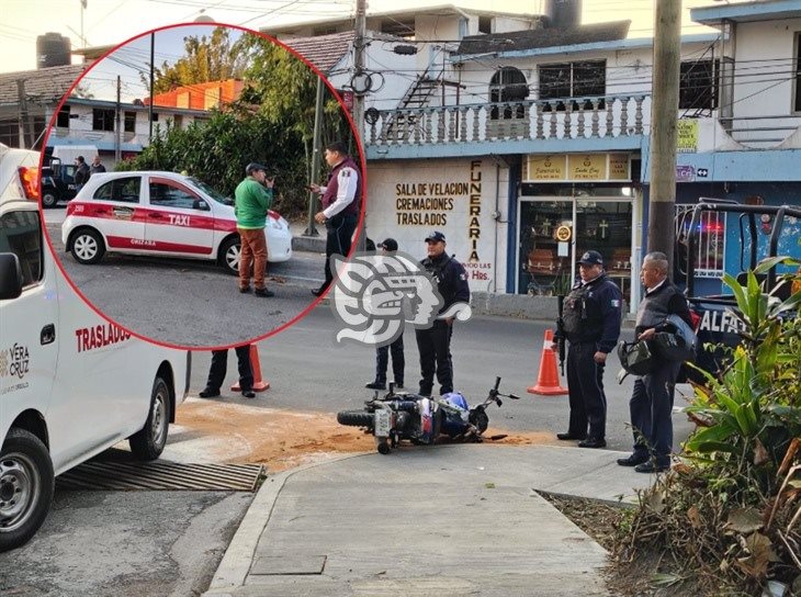 Joven motociclista es atropellado por un taxi en Orizaba