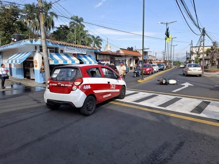 En Orizaba, motoneta se estrella contra un taxi y su conductor huye