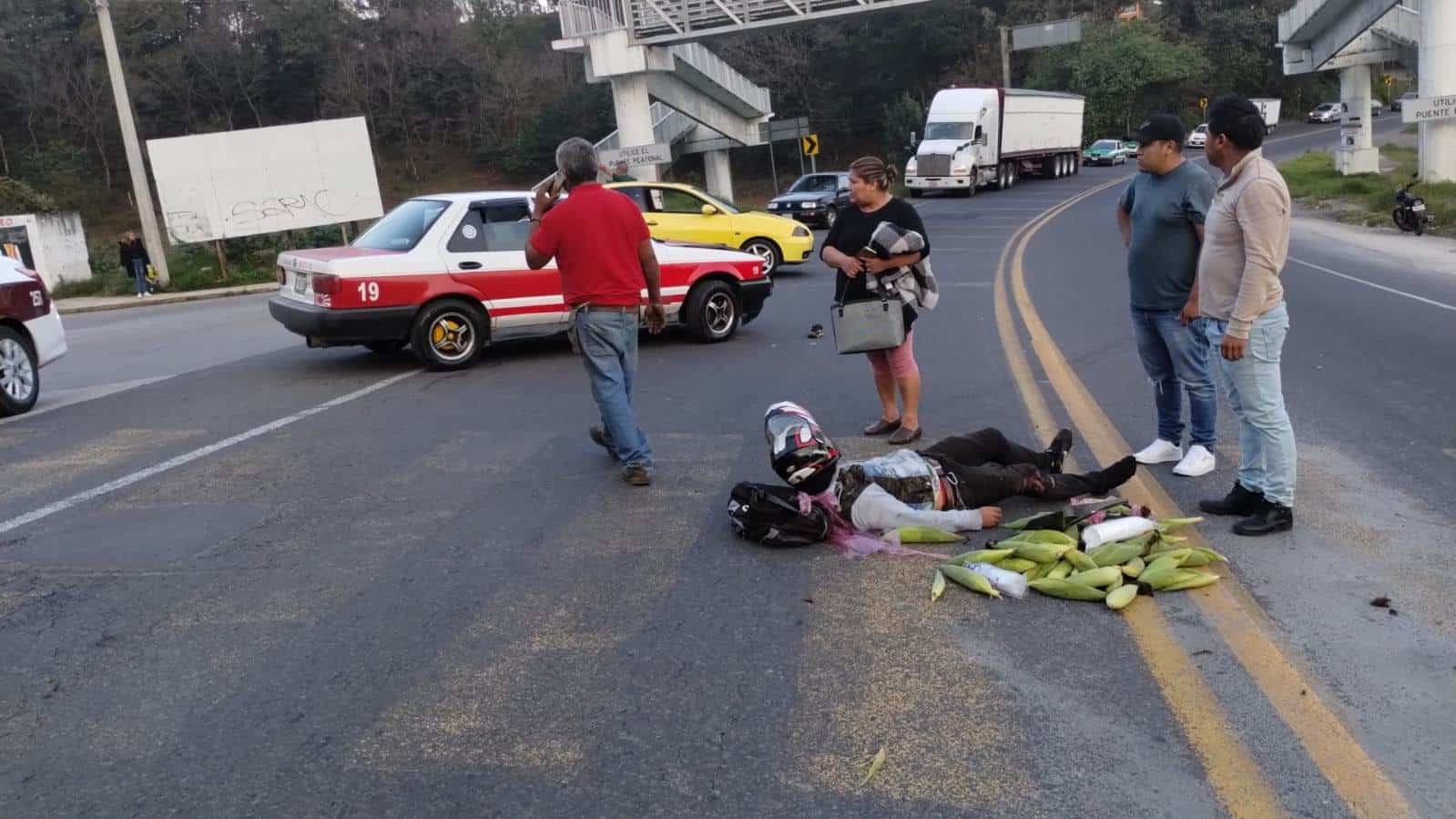 Motociclista herido tras impactar contra un taxi en Rafael Lucio