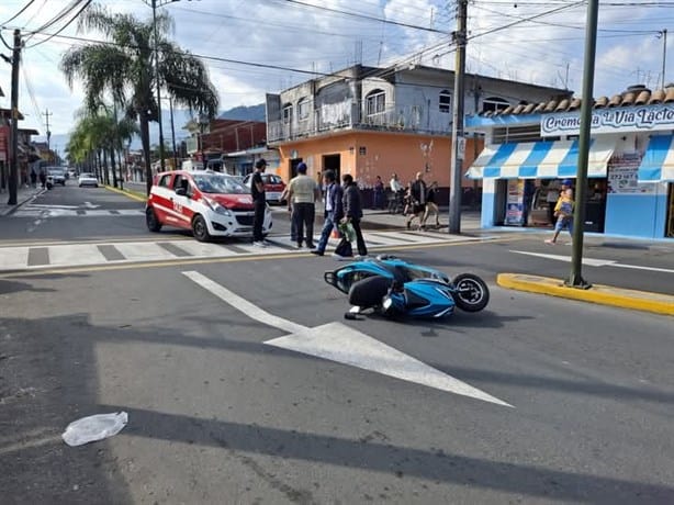 En Orizaba, motoneta se estrella contra un taxi y su conductor huye