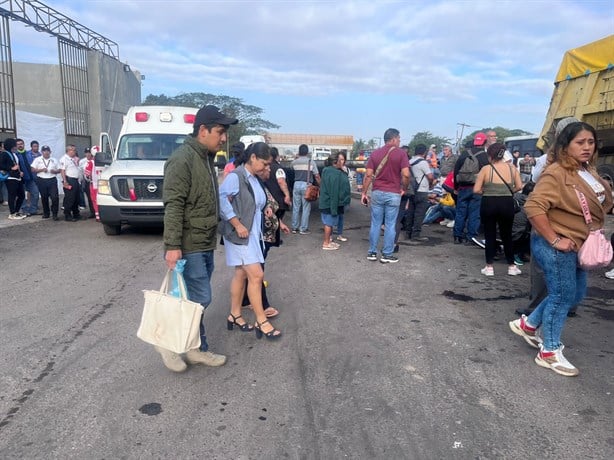 Camión urbano choca contra tráiler en la autopista Veracruz - Cardel; hay 30 lesionados