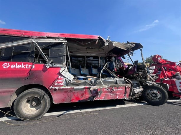 Camión urbano choca contra tráiler en la autopista Veracruz - Cardel; hay 30 lesionados