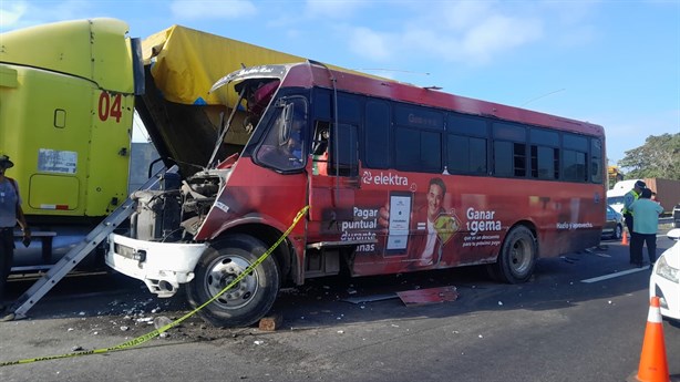 Está prófugo chofer de camión que chocó contra tráiler en la carretera Veracruz - Cardel