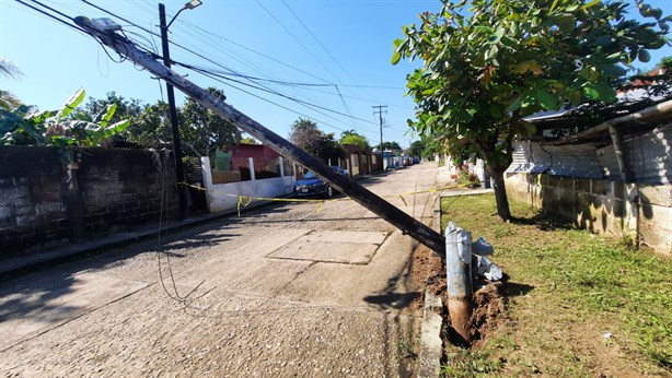 En tres días automovilistas en Agua Dulce ya derribaron dos postes de telefonía