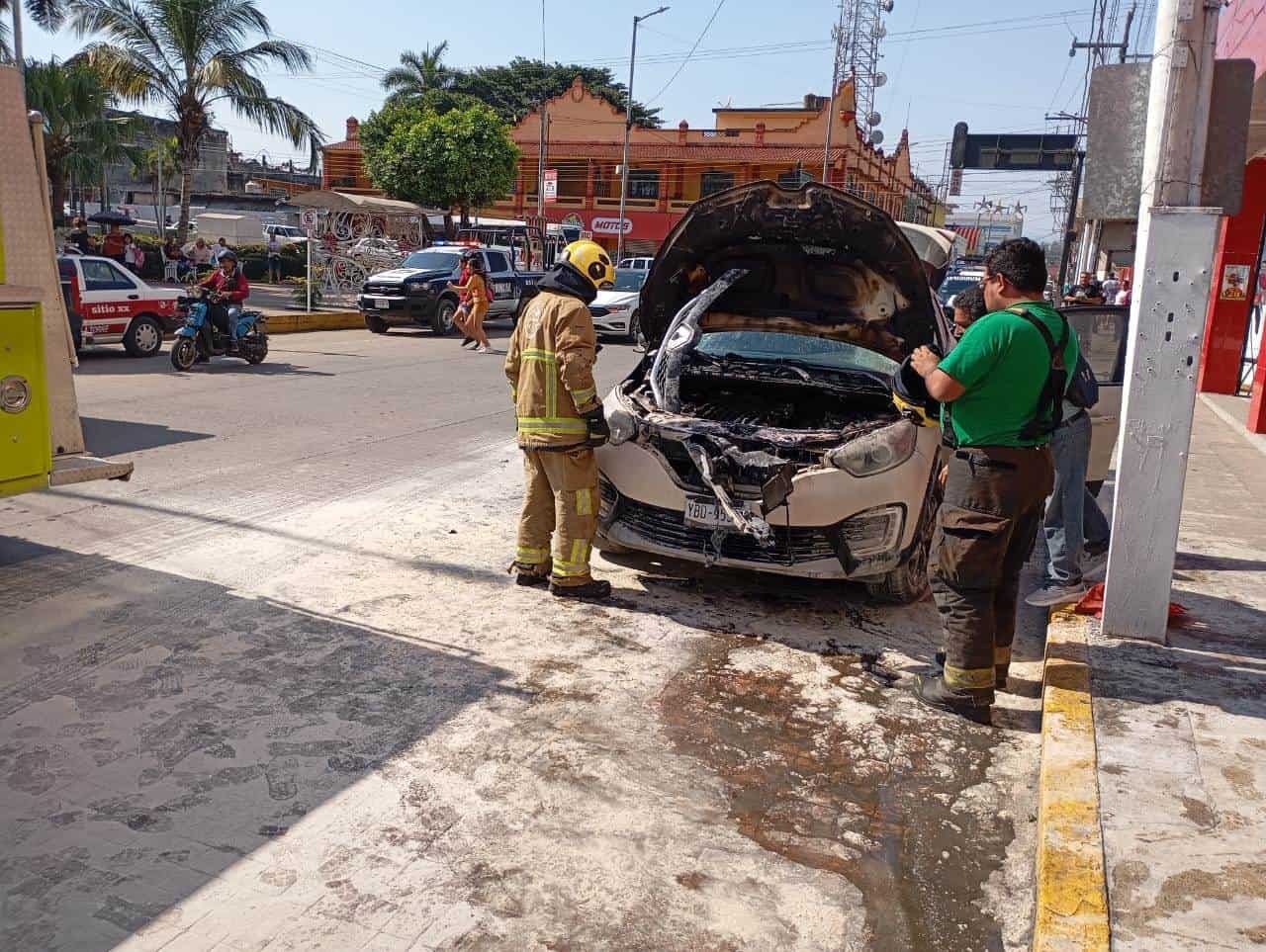 Se incendia auto en el centro de Martínez de la Torre