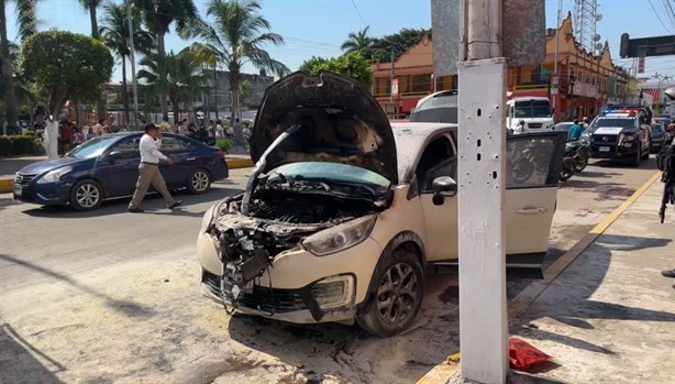 Se incendia auto en el centro de Martínez de la Torre