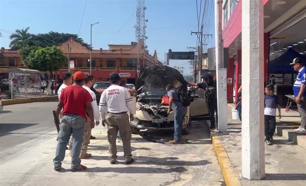 Se incendia auto en el centro de Martínez de la Torre