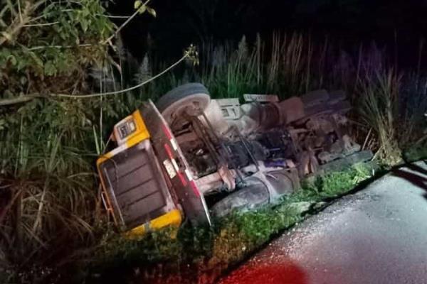 Volcadura de camión en Córdoba deja daños y congestión vial