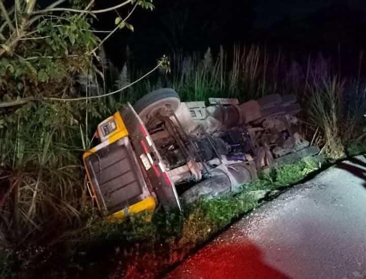 Volcadura de camión en Córdoba deja daños y congestión vial