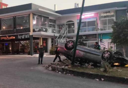 Volcadura en Monte Magno, en Xalapa, deja dos mujeres lesionadas; conductor detenido (+VIDEO)