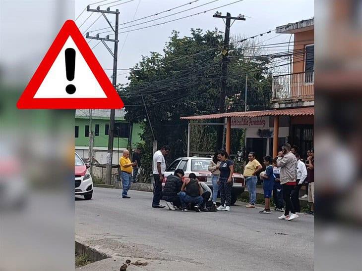 Accidente en Coatepec deja a motociclista herida tras choque con taxi