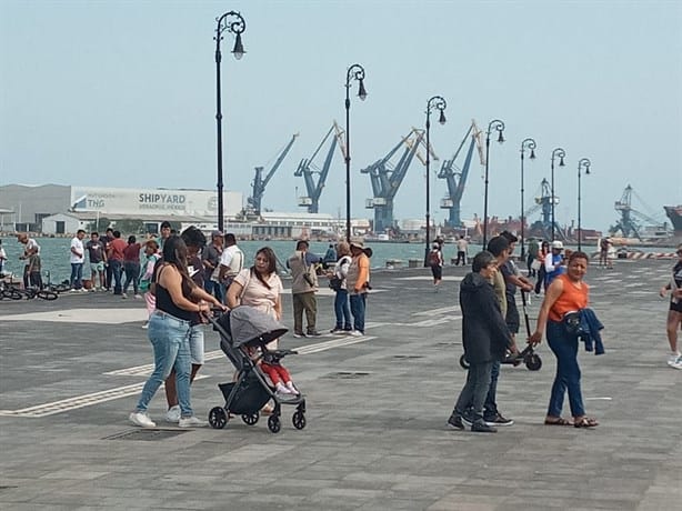 Norte en Veracruz no detiene el flujo del turismo en el malecón