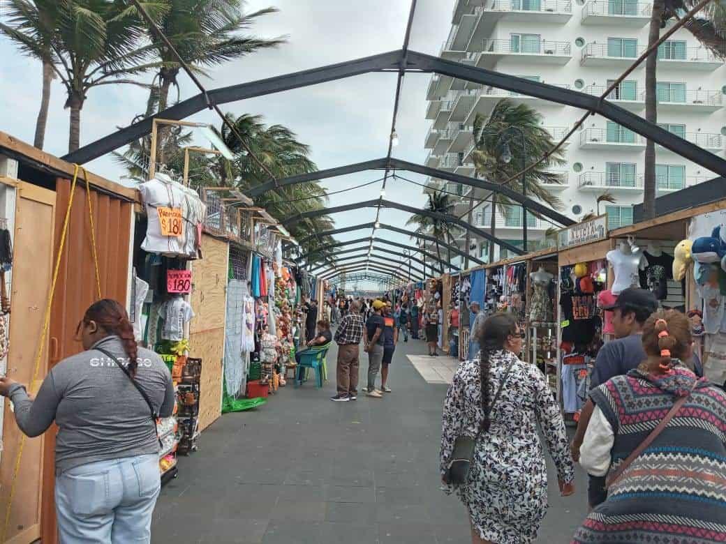 Norte en Veracruz no detiene el flujo del turismo en el malecón