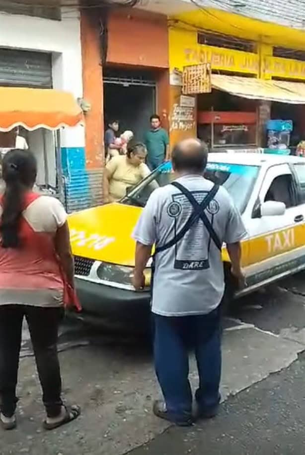 Ebrio taxista tumba un puesto de aguas frescas en Córdoba