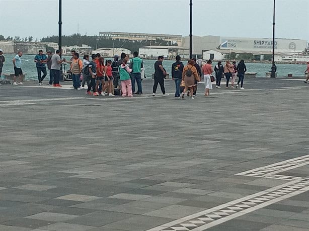 Norte en Veracruz atrae a los turistas en la macroplaza del Malecón