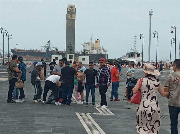 Norte en Veracruz atrae a los turistas en la macroplaza del Malecón