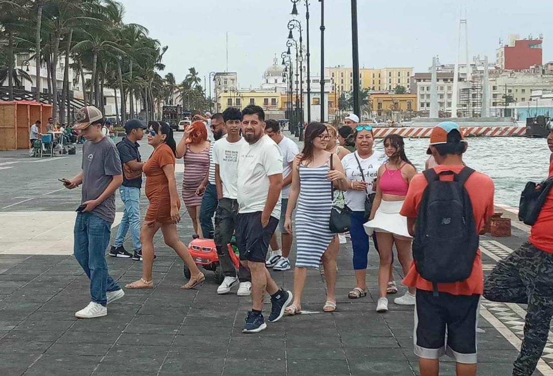 Norte en Veracruz atrae a los turistas en la macroplaza del Malecón