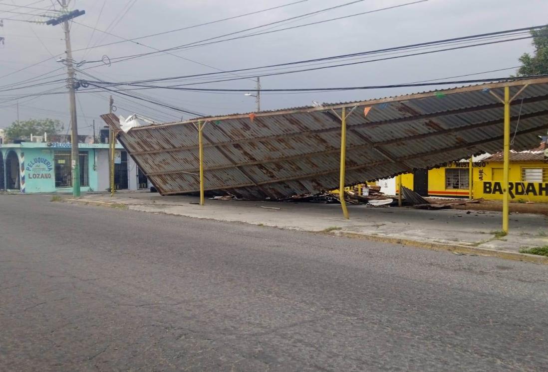 Norte derriba techo de lámina en negocio en Veracruz