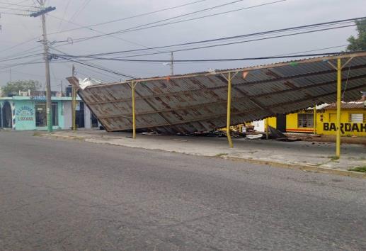 Norte derriba techo de lámina en negocio en Veracruz