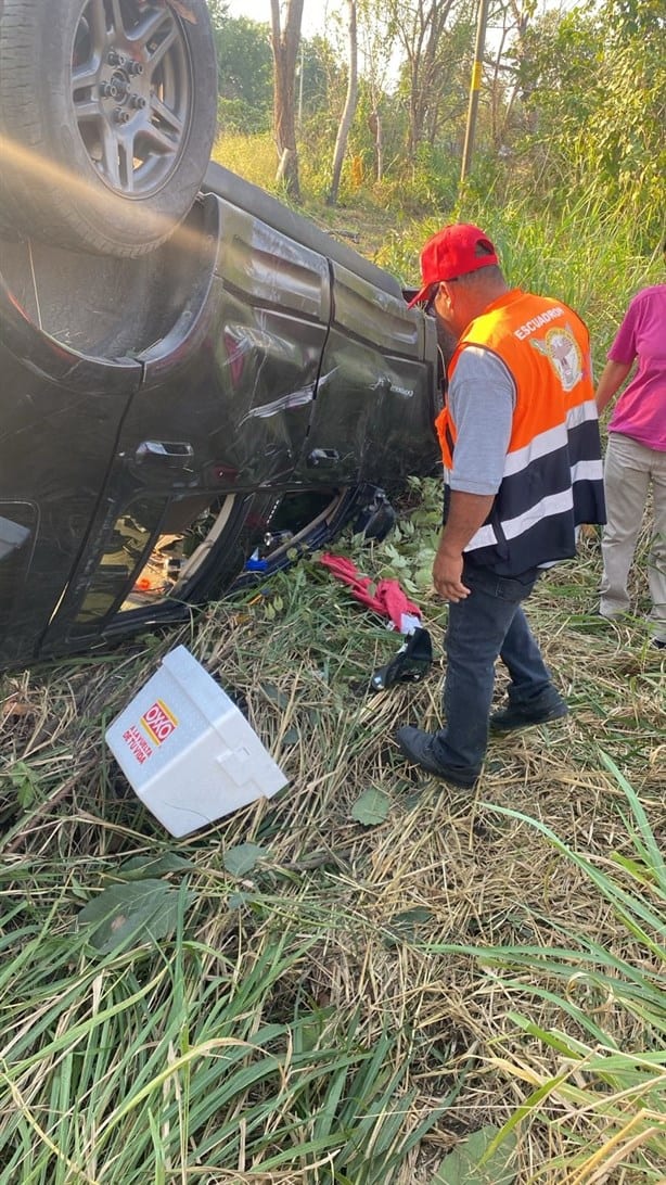 Vuelca camioneta en Tierra Blanca, los tripulantes huyen del lugar