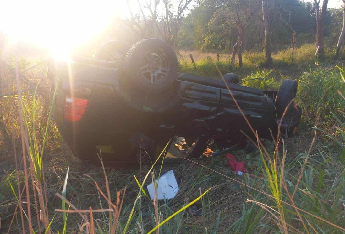 Vuelca camioneta en Tierra Blanca, los tripulantes huyen del lugar