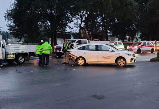 Un choque paraliza el bulevar Banderilla; caos y daños materiales
