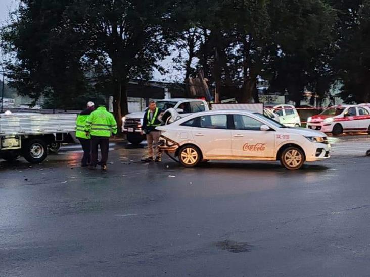 Un choque paraliza el bulevar Banderilla; caos y daños materiales