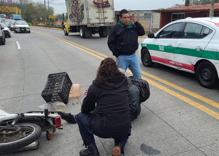 Motociclista derrapa en calle de Xalapa, generando caos vial