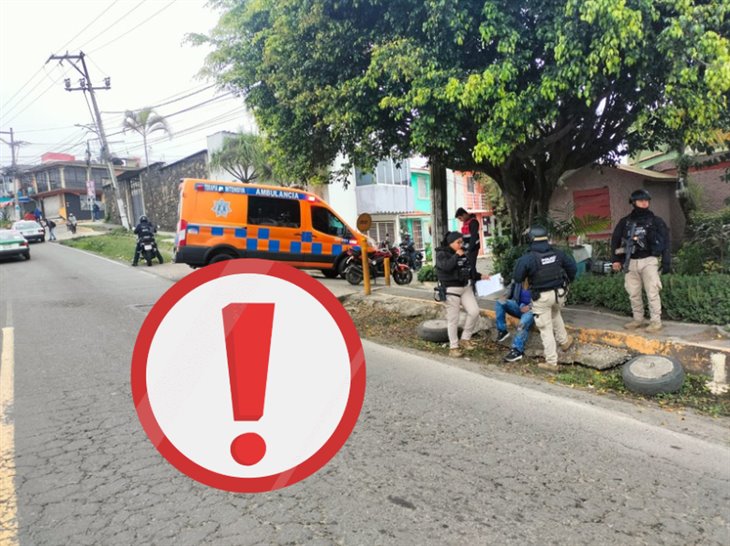 Motociclista sufre caída en Xalapa, tras ataque de perro 