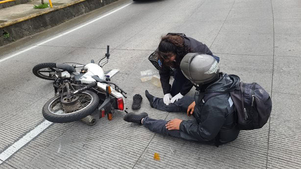 Motociclista derrapa en calle de Xalapa, generando caos vial