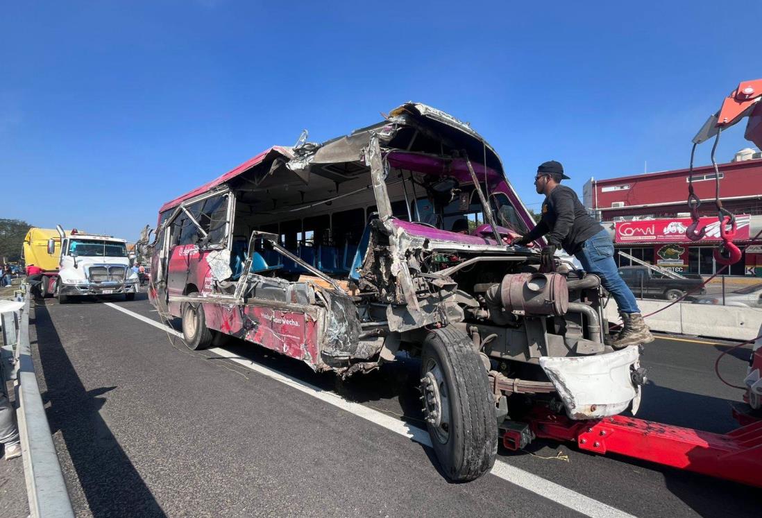 Carece de concesión el camión urbano que chocó contra tráiler en la Veracruz-Cardel