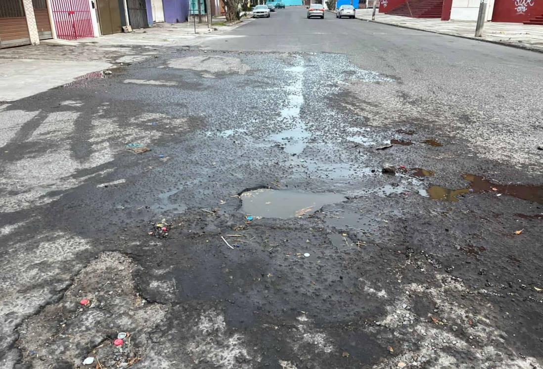 Se quejan por baches en la colonia Casas Tamsa, en Boca del Río