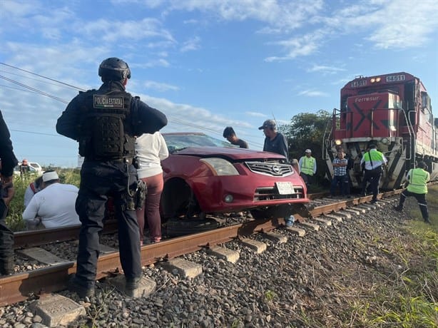 Tren arrastra automóvil en Puente Moreno, Medellín; conductor se salva de milagro