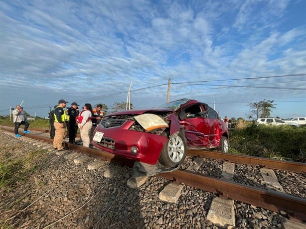 Tren arrastra automóvil en Puente Moreno, Medellín; conductor se salva de milagro