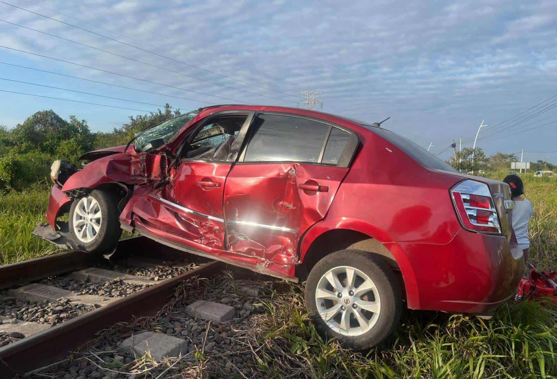 Tren arrastra automóvil en Puente Moreno, Medellín; conductor se salva de milagro