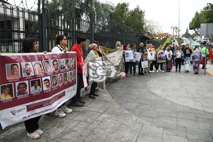 Colectivo de desaparecidos Solecito bloquea Congreso de Veracruz durante comparecencia de la fiscal 