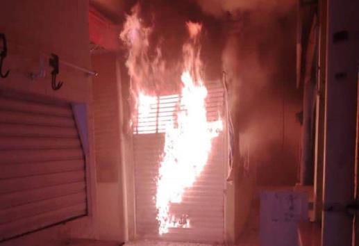 Incendio consume local en mercado de Alvarado