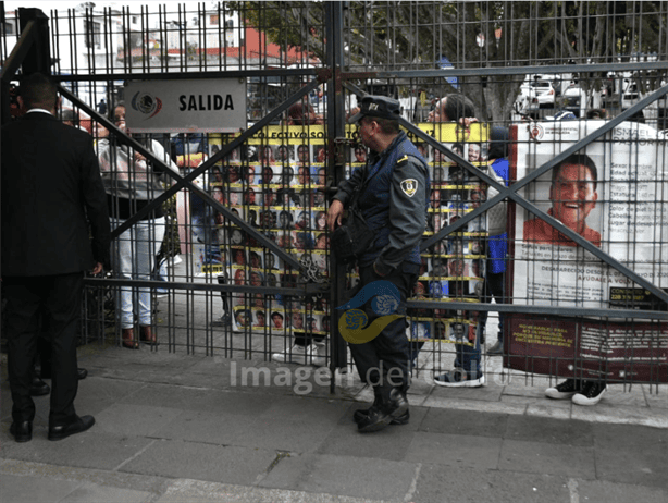 Colectivo de desaparecidos Solecito bloquea Congreso de Veracruz durante comparecencia de la fiscal 