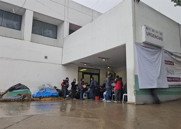 ¡En pleno frío!, esperan familiares de pacientes del hospital regional de Poza Rica