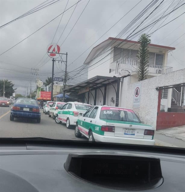 Taxis hacen sitio en paradas de autobuses en Xalapa